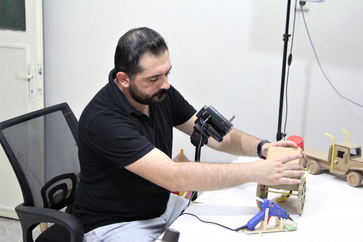 Atık malzemelerden oyuncak yapıp, hasta çocuklara hediye ediyor