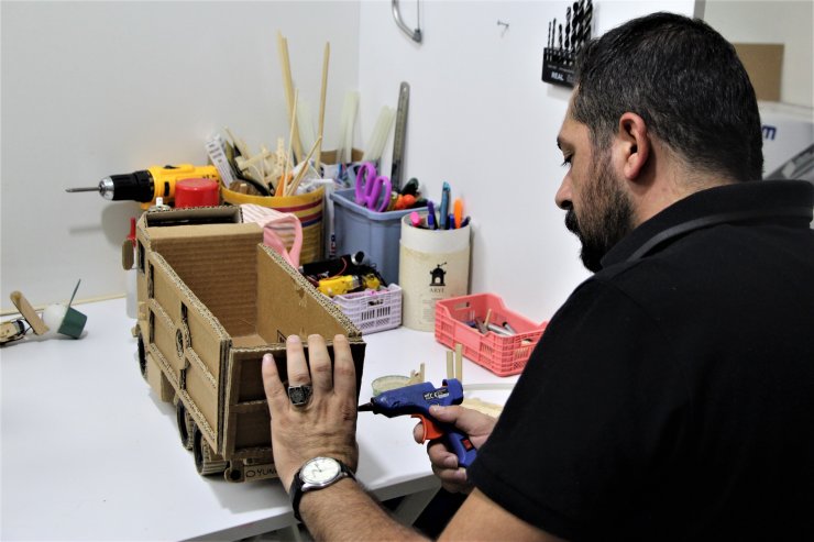Atık malzemelerden oyuncak yapıp, hasta çocuklara hediye ediyor