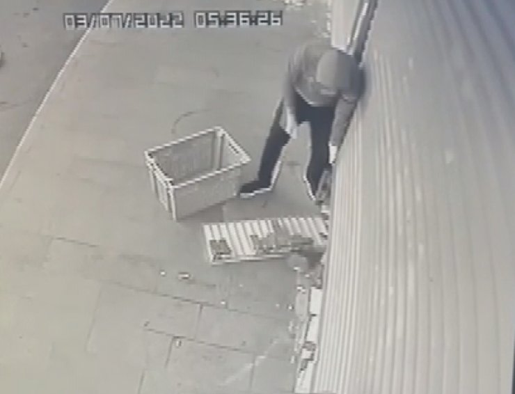 Beyoğlu'nda marketten 400 karton sigara çalan şüphelilerden 2'si yakalandı