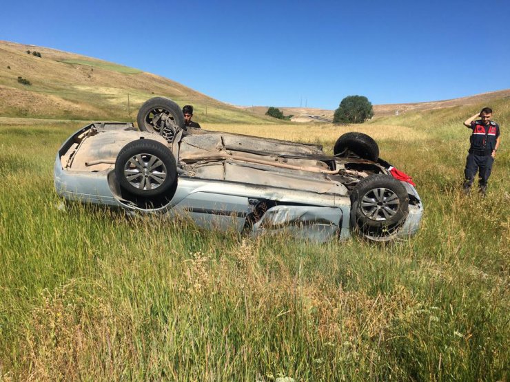 Devrilen otomobilin sürücüsü öldü, 2 kişi yaralandı 
