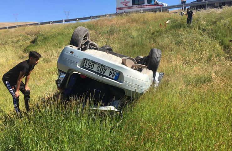 Devrilen otomobilin sürücüsü öldü, 2 kişi yaralandı 