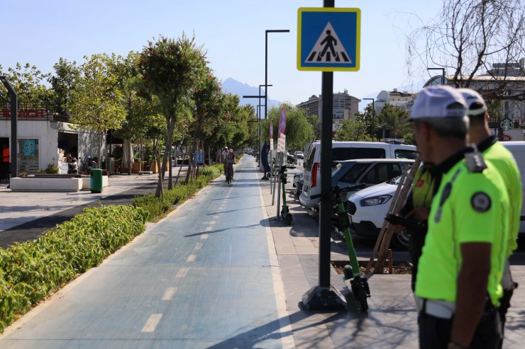 Elektrikli skuterleri 2 kişi kullananlara ceza