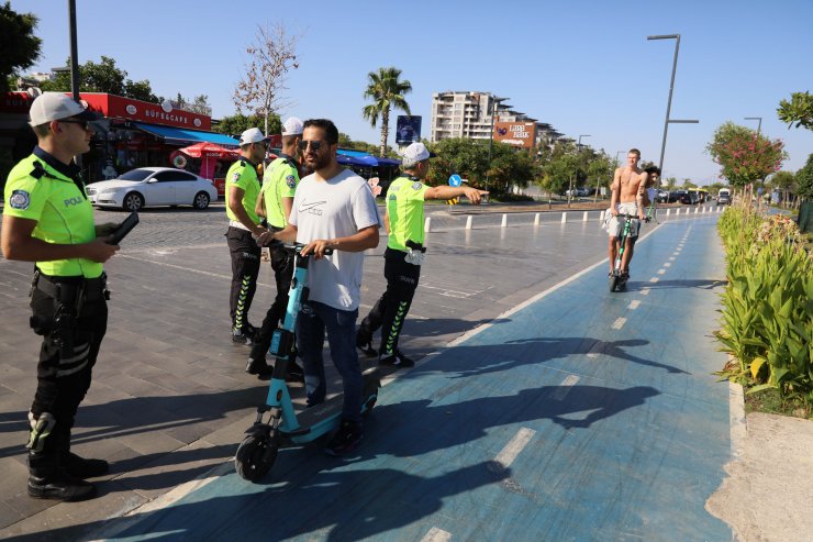 Elektrikli skuterleri 2 kişi kullananlara ceza
