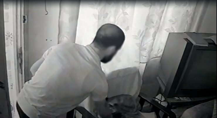 Evlerden hırsızlık yaparken kameralara yakalandı