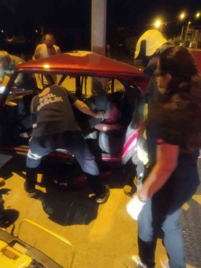 Genç sürücüye mezar olan otomobil aydınlatma direğine böyle çarptı