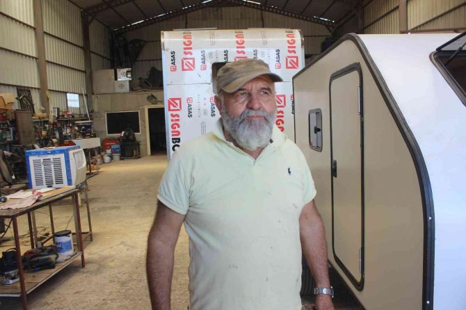 Hırsızların minibüsten mini buzdolabı çalmaları kameraya yansıdı