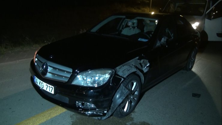 İki otomobile çarpan motosiklet sürücüsü ağır yaralandı