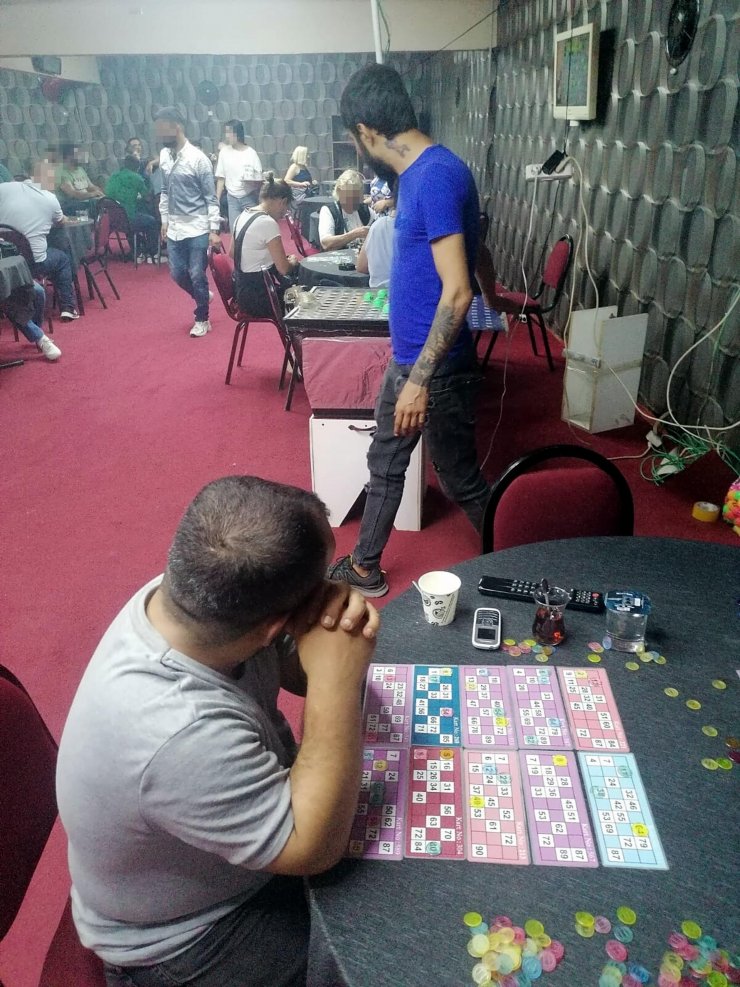 İzmir'de 2 kahveye kumar baskını; 82 kişiye 149 bin lira ceza