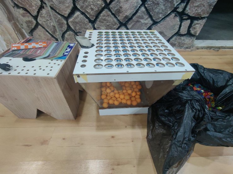 İzmir'de 2 kahveye kumar baskını; 82 kişiye 149 bin lira ceza