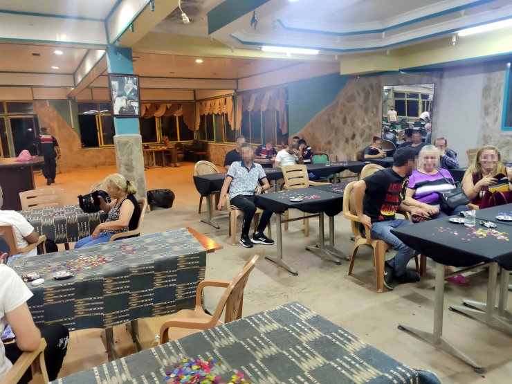 İzmir'de 2 kahveye kumar baskını; 82 kişiye 149 bin lira ceza