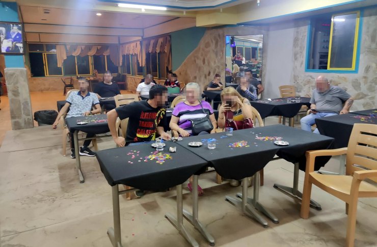 İzmir'de 2 kahveye kumar baskını; 82 kişiye 149 bin lira ceza