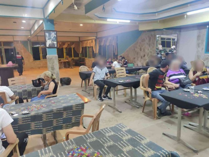 İzmir’de kahvehaneye kumar baskınında ceza yağdı