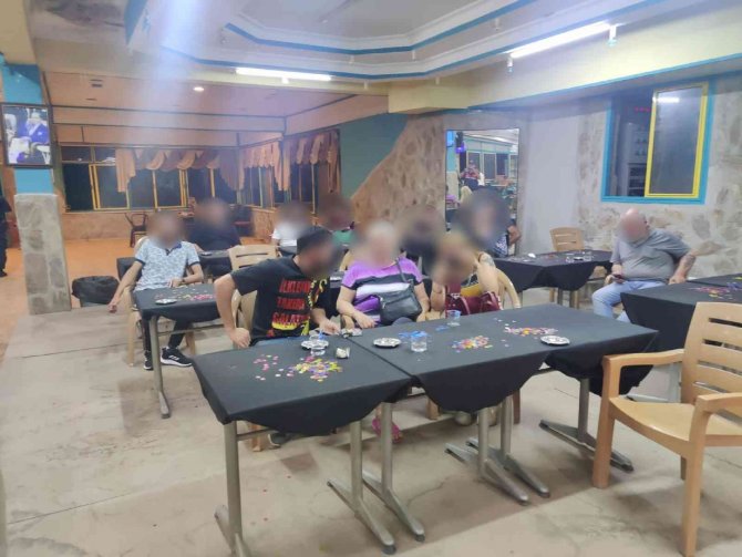 İzmir’de kahvehaneye kumar baskınında ceza yağdı