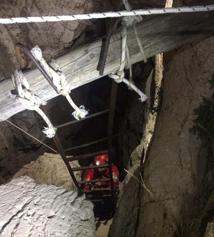 Kar kuyusuna düşüp yaralandı, ekipler saatler sonra kurtardı