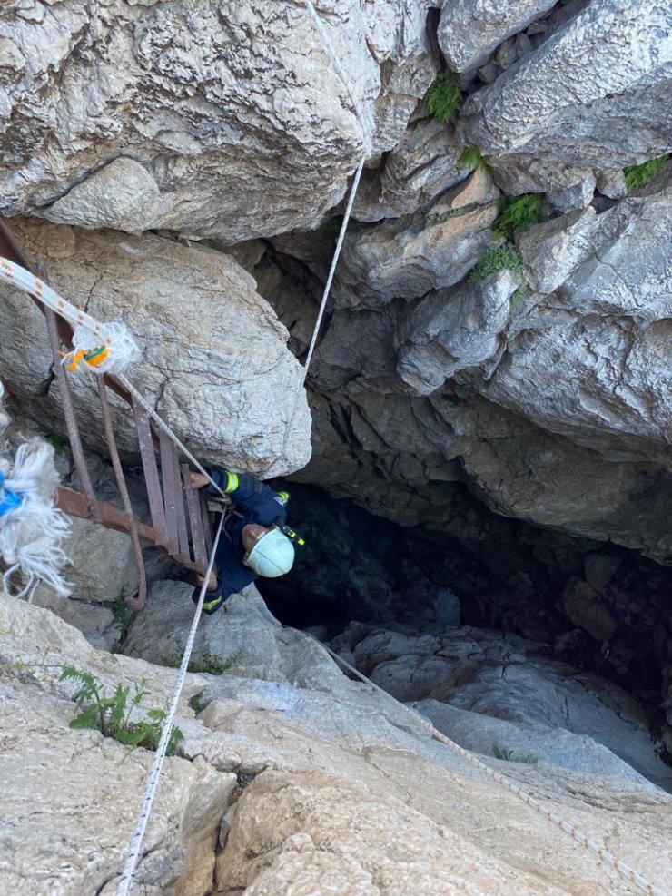 Kar kuyusuna düşüp yaralandı, ekipler saatler sonra kurtardı