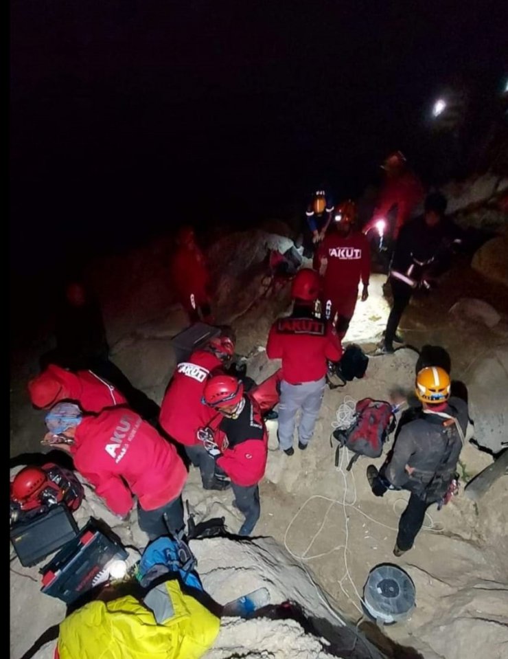Kar kuyusuna düşüp yaralandı, ekipler saatler sonra kurtardı