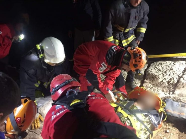 Kar kuyusuna düşüp yaralandı, ekipler saatler sonra kurtardı