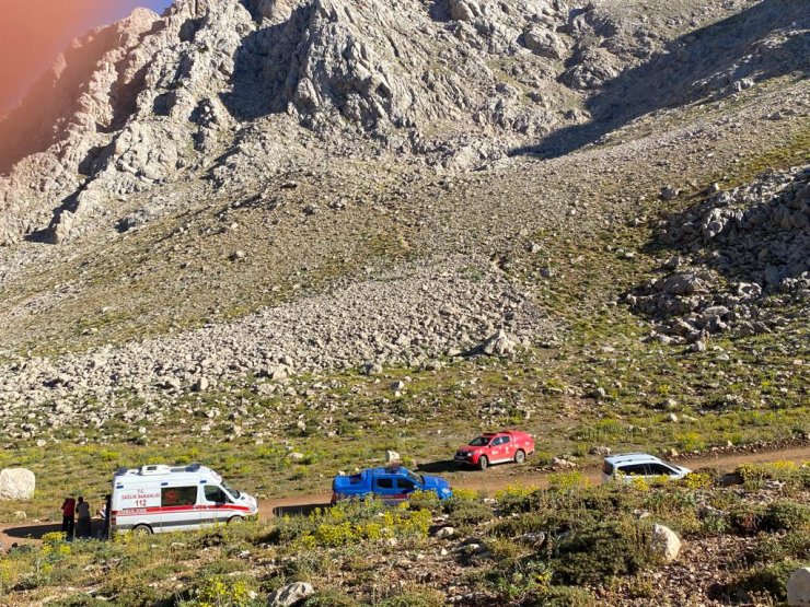 Kar kuyusuna düşüp yaralandı, ekipler saatler sonra kurtardı