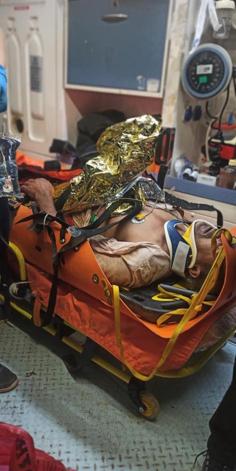 Kar kuyusuna düşüp yaralandı, ekipler saatler sonra kurtardı