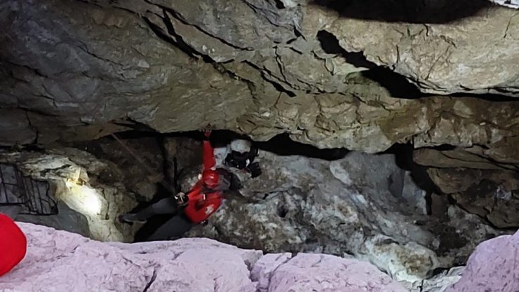 Kar kuyusuna düşüp yaralandı, ekipler saatler sonra kurtardı