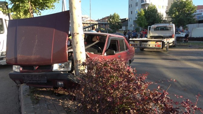 Karşı şeride geçen otomobil 2 araçla kafa kafaya çarpıştı; 3 yaralı