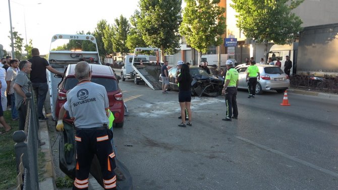 Karşı şeride geçen otomobil 2 araçla kafa kafaya çarpıştı; 3 yaralı