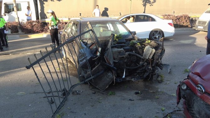 Karşı şeride geçen otomobil 2 araçla kafa kafaya çarpıştı; 3 yaralı