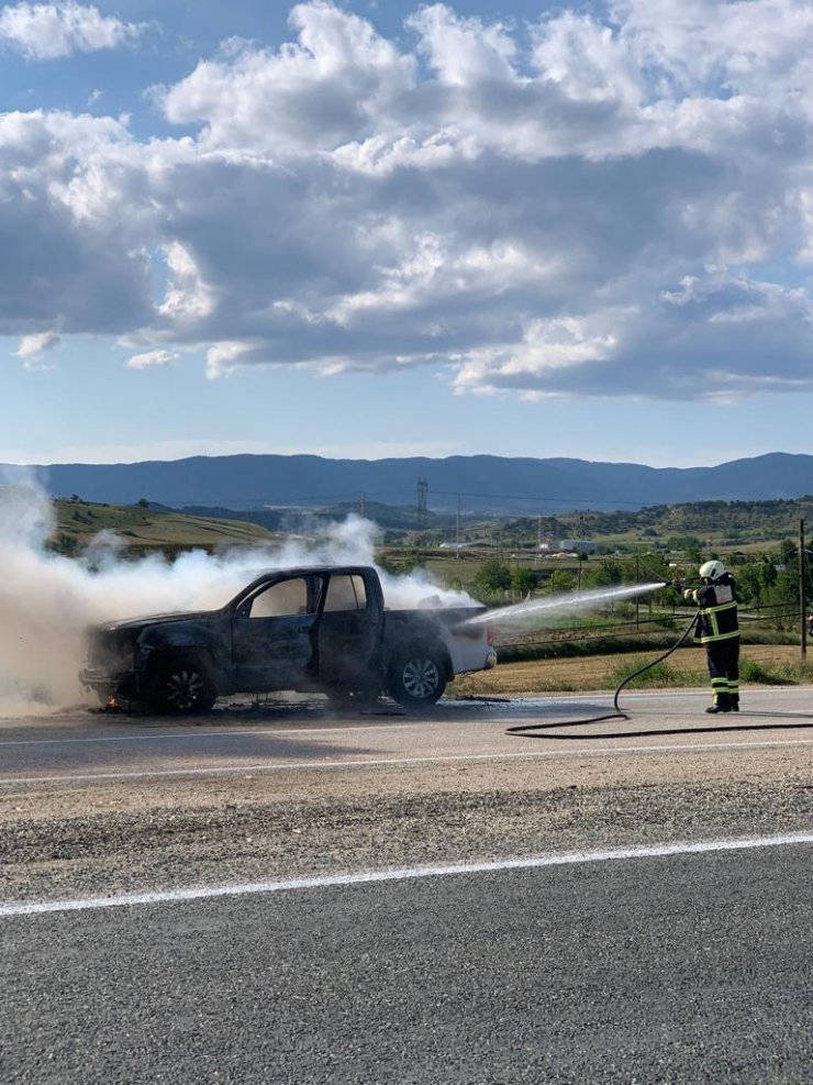 Kastamonu'da askeri pikap alev aldı