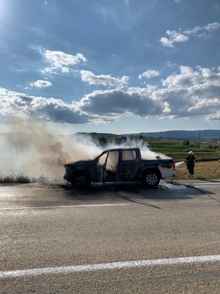 Kastamonu'da askeri pikap alev aldı