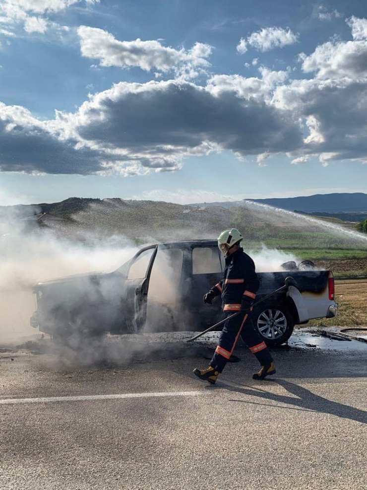 Kastamonu'da askeri pikap alev aldı