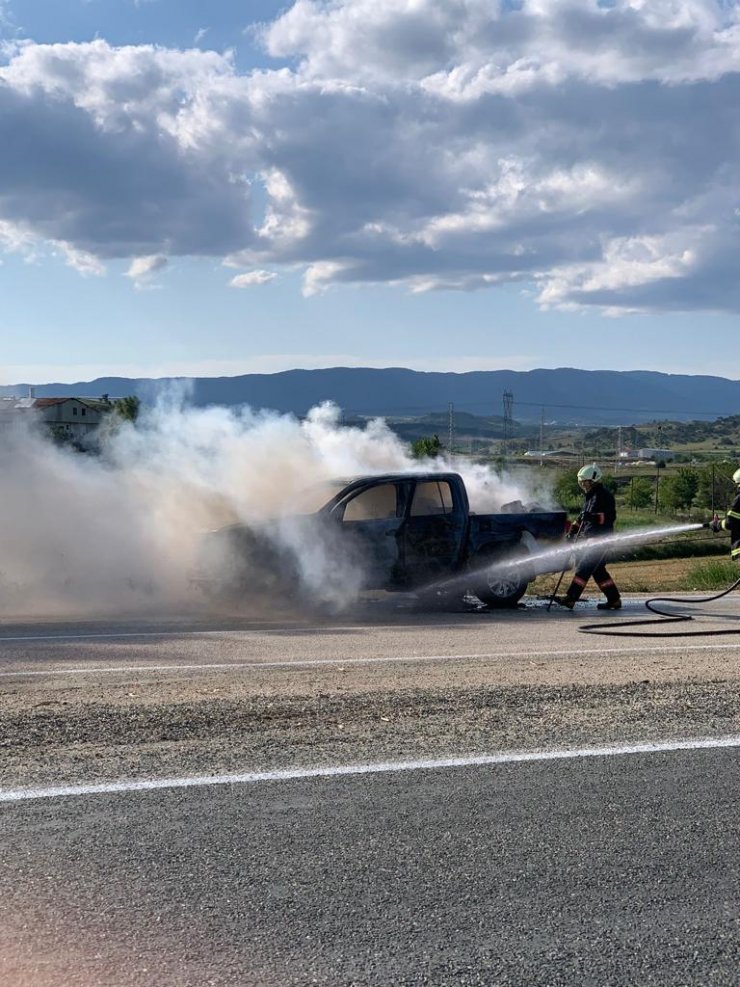 Kastamonu'da askeri pikap alev aldı