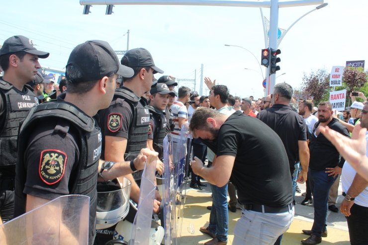 Kocaeli'de servisçilerden belediye önünde 'P' plaka eylemi