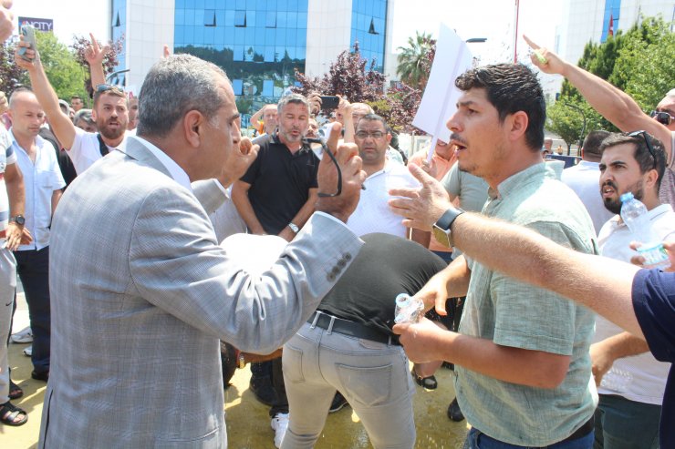 Kocaeli'de servisçilerden belediye önünde 'P' plaka eylemi