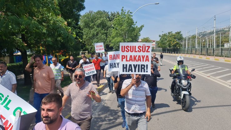 Kocaeli'de servisçilerden belediye önünde 'P' plaka eylemi