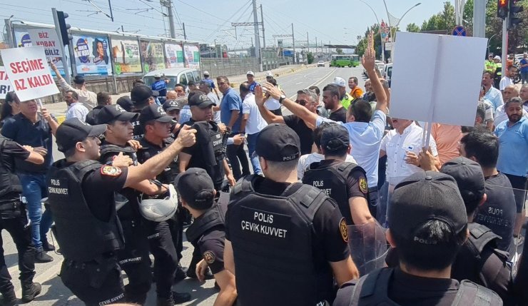 Kocaeli'de servisçilerden belediye önünde 'P' plaka eylemi