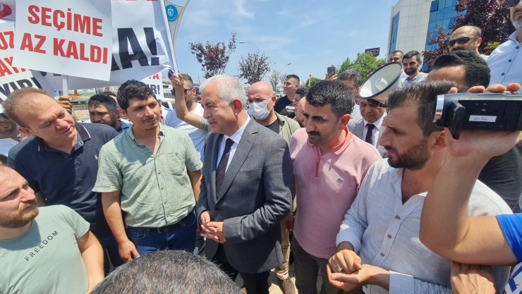 Kocaeli'de servisçilerden belediye önünde 'P' plaka eylemi