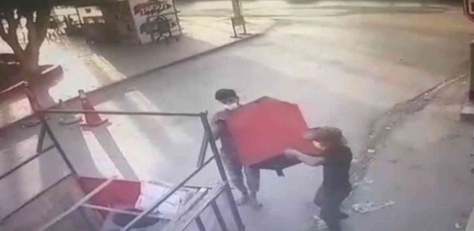 Marketten hırsızlık kamerada