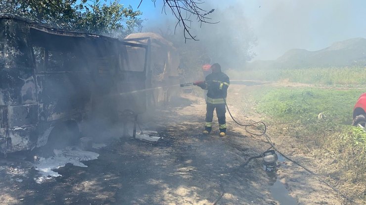 Muğla'da minibüsteki yangın, sazlığa sıçradı
