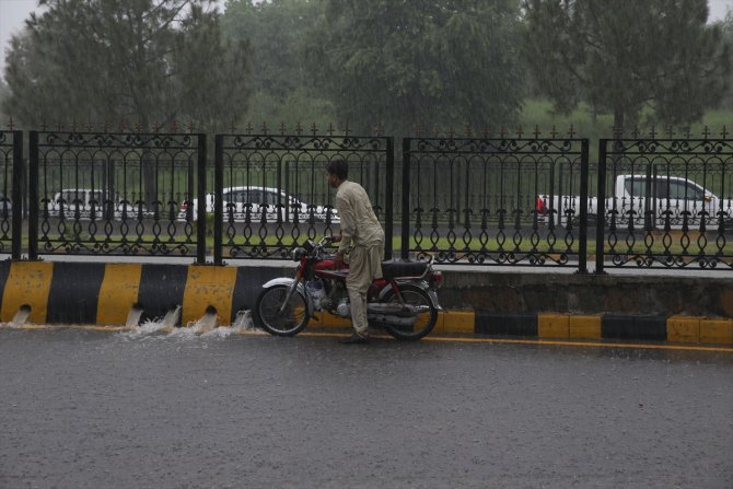 Pakistan'da muson yağmurları nedeniyle ölenlerin sayısı 298'e yükseldi