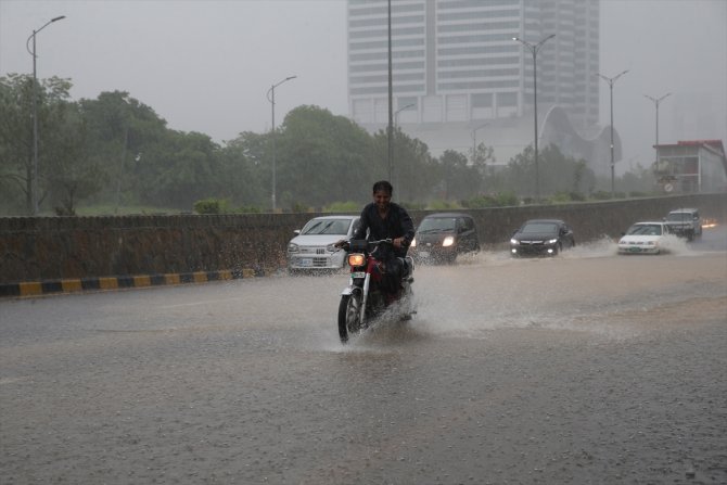 Pakistan'da muson yağmurları nedeniyle ölenlerin sayısı 298'e yükseldi