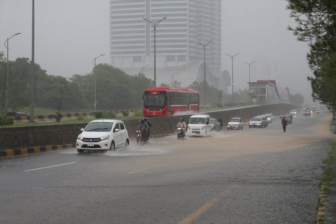 Pakistan'da muson yağmurları nedeniyle ölenlerin sayısı 298'e yükseldi