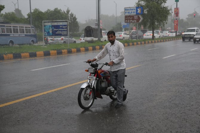 Pakistan'da muson yağmurları nedeniyle ölenlerin sayısı 298'e yükseldi