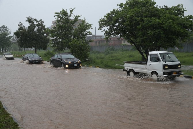 Pakistan'da muson yağmurları nedeniyle ölenlerin sayısı 298'e yükseldi