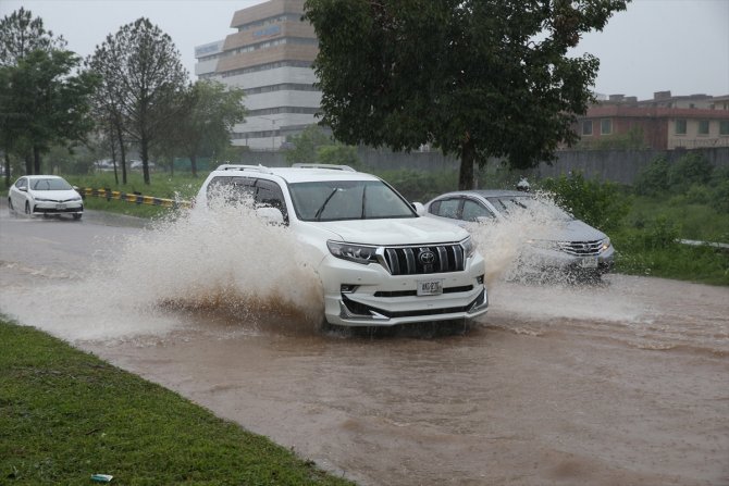 Pakistan'da muson yağmurları nedeniyle ölenlerin sayısı 298'e yükseldi