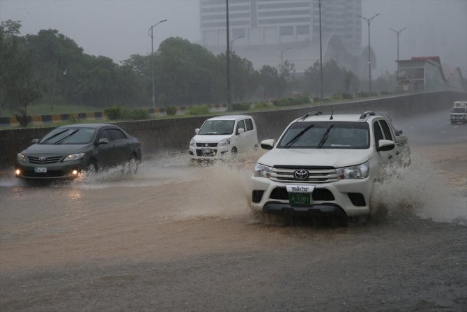 Pakistan'da muson yağmurları nedeniyle ölenlerin sayısı 298'e yükseldi