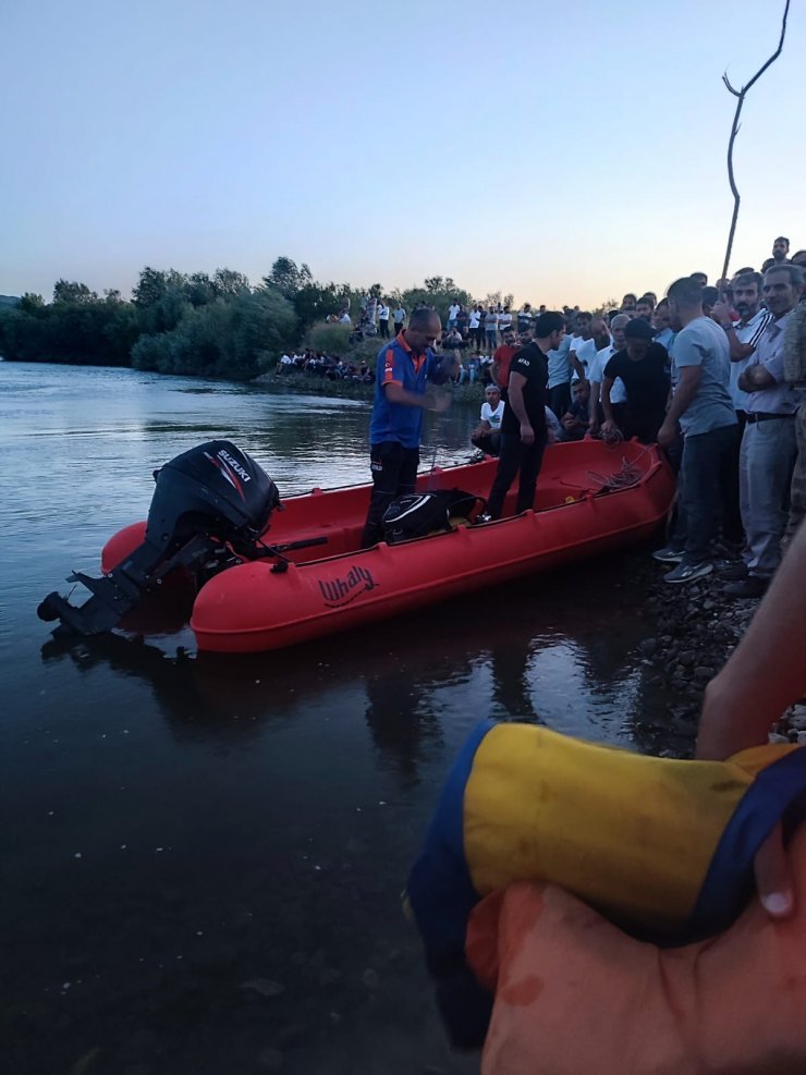 Nehirde akıntıya kapılan çocuğu kurtardıktan sonra kaybolan oto tamircisi aranıyor