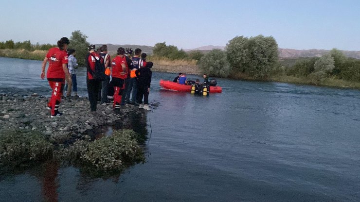 Nehirde akıntıya kapılan çocuğu kurtardıktan sonra kaybolan oto tamircisi aranıyor
