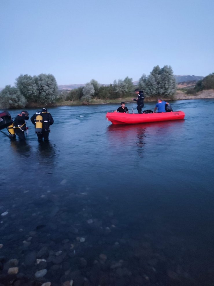 Nehirde akıntıya kapılan çocuğu kurtardıktan sonra kaybolan oto tamircisi aranıyor