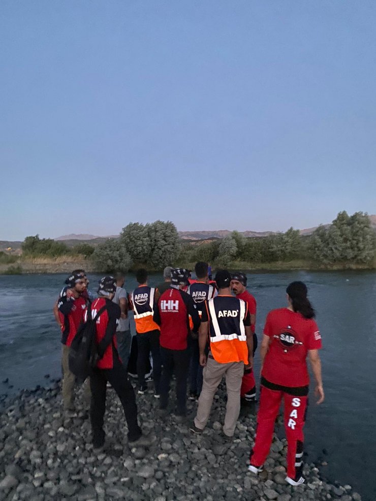 Nehirde akıntıya kapılan çocuğu kurtardıktan sonra kaybolan oto tamircisi aranıyor