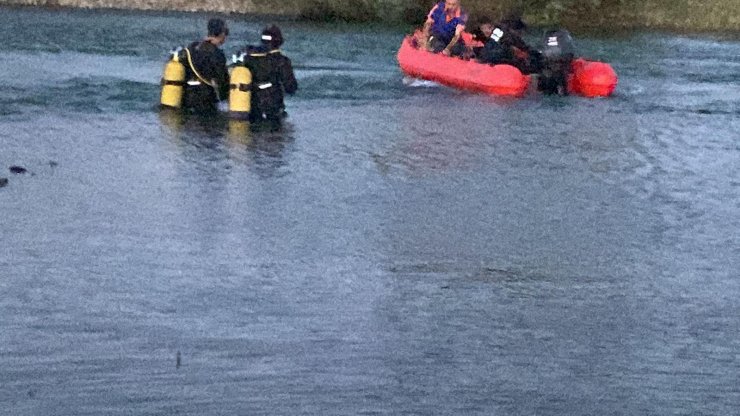 Nehirde akıntıya kapılan çocuğu kurtardıktan sonra kaybolan oto tamircisi aranıyor